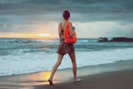 欧美美女行走在海边背影精美图片