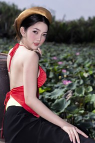 亚洲性感大美背红色肚兜美女人体写真精美图片