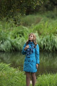秋天河边穿着蓝色外套的美女图片大全