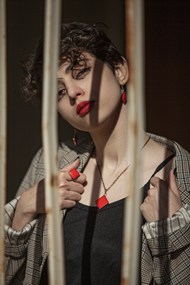 伊朗美女时尚红唇摄影艺术写真图片