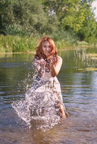 夏日水中嬉戏的欧美美女精美图片