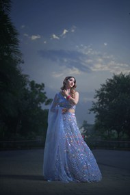 夜幕中唯美蓝色纱丽印度美女人体写真高清图片