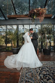 浪漫穆斯林情侣面对面婚纱写真图片下载