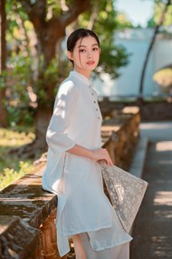 越南时尚白色奥黛服饰美女摄影图片下载