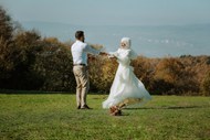 绿色草地婚纱情侣摄影写真高清图片