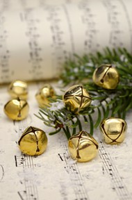 圣诞节乐谱和金色铃铛图片
