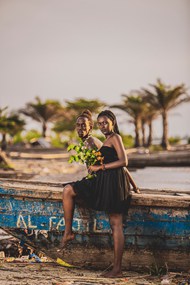 非洲黑人情侣海滩摄影图片