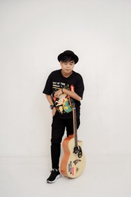 亚洲时尚潮流吉他帅哥摄影高清图片