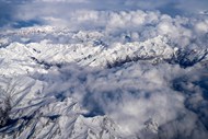 阿尔卑斯山雪域高山山脉鸟瞰图写真图片下载