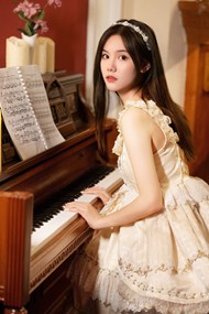 正在弹钢琴的亚洲清纯美女图片下载