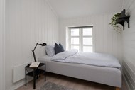 白色卧室靠窗双人床写真高清图片