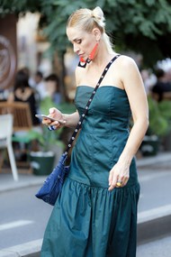 欧美街头时尚街拍绿色长裙美女高清图片