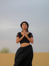 金色沙漠印度美女摄影图片