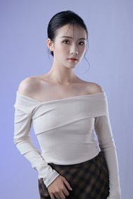 亚洲性感一字肩美女模特人体摄影图片