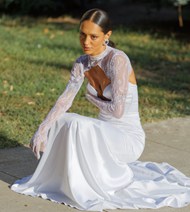 蹲在地上的白色婚纱裙美女高清图片