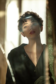 伊朗时尚短卷发红唇美女摄影图片