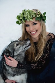 抱着阿拉斯加犬的欧美美女精美图片