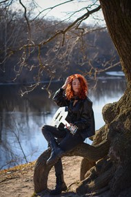 秋天河边树下坐着的吉他美女图片大全