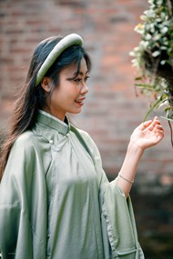 越南穿着传统服饰的侧颜美女精美图片
