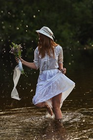 夏日白色连衣裙美女水中嬉戏高清图片