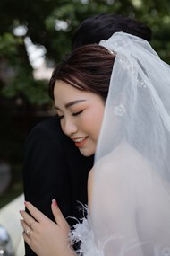 亚洲新娘穿着白色婚纱图片大全