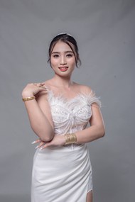 亚洲新娘美女白色吊带婚纱裙摄影图片大全