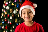 圣诞节圣诞树小男孩摄影图片