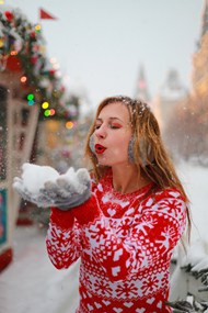 冬季手捧白雪的侧颜俄罗斯美女图片下载