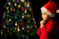 对着圣诞树许愿的小女孩精美图片
