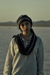 站在河边面朝镜头的伊朗美女图片下载