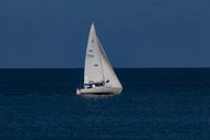 海上白色单人帆船写真高清图片