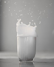 动感飞溅起来的牛奶写真图片大全