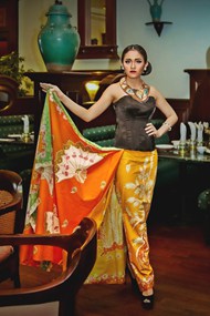 亚洲蜡染丝绸服饰美女摄影高清图片