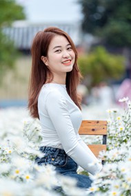 亚洲白色雏菊花海美女摄影高清图片