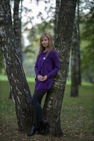 秋天树林紫色上衣美女风景写真图片大全