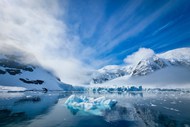 南极洲蓝天白云冰山搁浅岸边图片下载