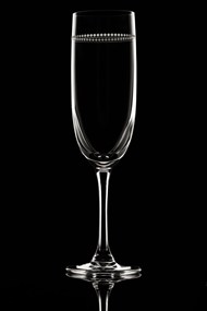 黑色背景透明玻璃杯写真高清图片