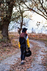 秋季户外漫步美女背着吉他背影图片下载