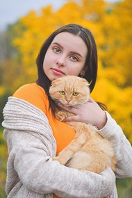 秋天户外抱着小萌猫的美女高清图片