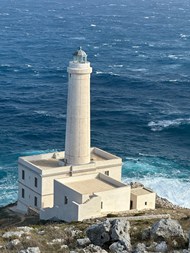 蓝色大海海边白色灯塔建筑写真图片下载