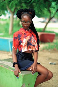 皮肤黝黑非洲戴眼镜少女美女精美图片