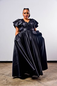 欧美时尚黑色连衣裙微胖美女摄影图片