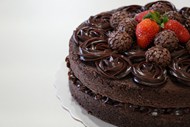 黑色巧克力裱花桑葚蛋糕高清图片