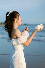夏日海边性感白裙美女摄影高清图片