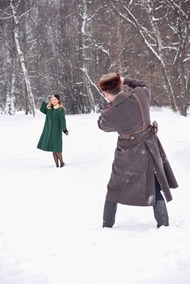 冬季雪地帅哥给女友拍照精美图片