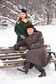 冬季俄罗斯情侣雪中摄影写真图片下载