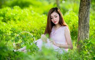春天绿色草丛亚洲美女摄影精美图片