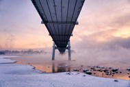 冬日黄昏冰河木桥仰拍写真图片下载