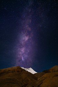 唯美雪山紫色星空写真高清图片