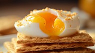 水煮蛋未煮熟的蛋黄写真精美图片